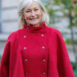 Discover the sewing pattern of the Cloak Nuala in folder and in PDF